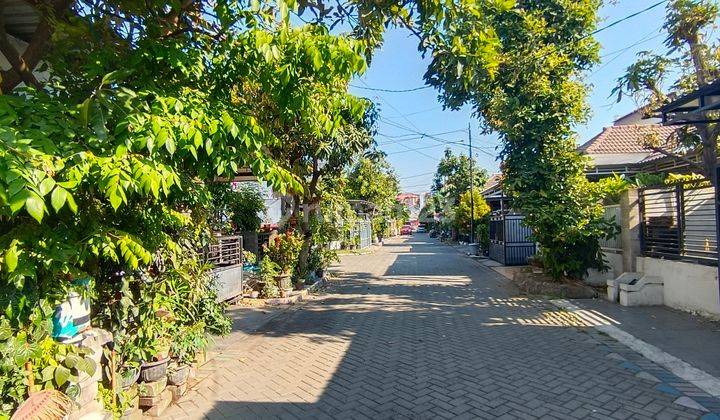 Sewa Rumah di Perumahan Gunung Anyar Dengan One Gate System. Kondisi Bagus. 3 Kt, 2 Km. Lingkungan Tenang, Aman Nyaman. Dekat Merr, Oerr, Upn, Tol, Bandara Juanda 2