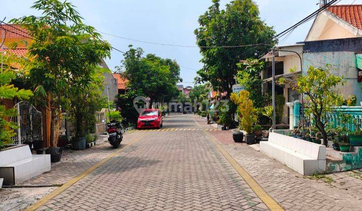 Rumah 2 Lantai Bagus Terawat di Griya Kebraon Karangpilang Wiyung. Hadap Utara. Row 2,5 Mobil. Dekat Pintu Tol 2