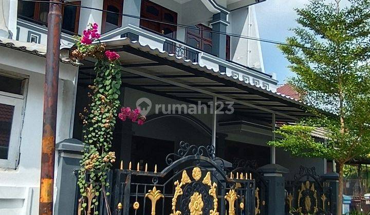 Rumah Rungkut Mapan Tengah Kondisi Bagus Terawat Siap Huni Hadap Selatan. One Gate System. Lingkungan Tenang. Row Jalan 2 Mobil. Dekat Masjid, Merr, Upn, Pintu Tol, Bandara Juanda 2