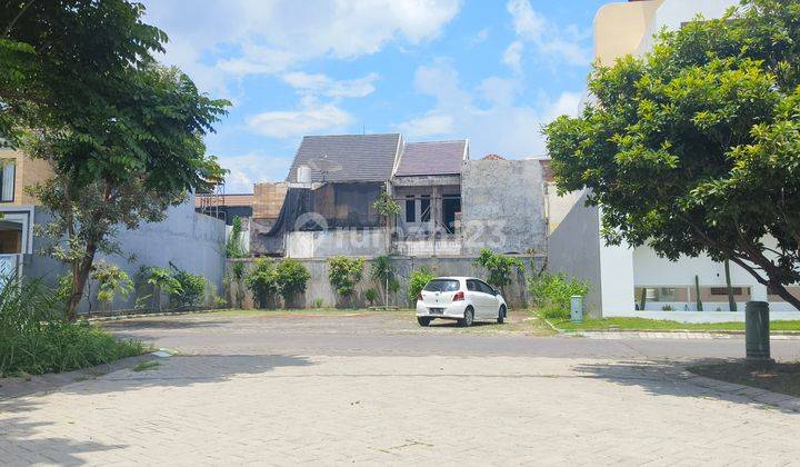 TANAH KEBONSARI LOKASI PPREMIUM di DALAM PERUMAHAN. DEKAT SEKOLAH AL HIKMAH, MASJID AL AKBAR, TOL. Hadap Barat Laut. Row Jalan 3 Mobil los 2