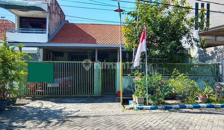 Rumah TENGGILIS MEJOYO dekat KAMPUS PETRA. COCOK UNTUK RUMAH HUNI & KOS. Hadap Selatan. Row Jalan 3 MOBIL 1