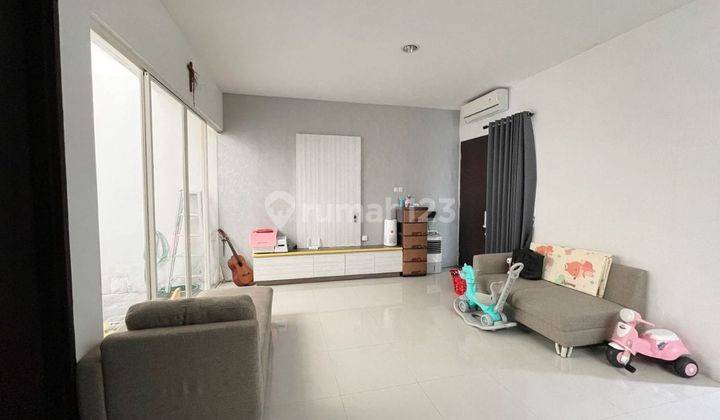 Rumah Modern Minimalis De Casa Residence Wiyung. Bagus Terawat Siap Huni Dengan Kualitas Bangunan Premium. Row Jalan 3 Mobil. Hadap Timur. Dekat Raya Wiyung Dan Tol Surabaya Mojokerto 2