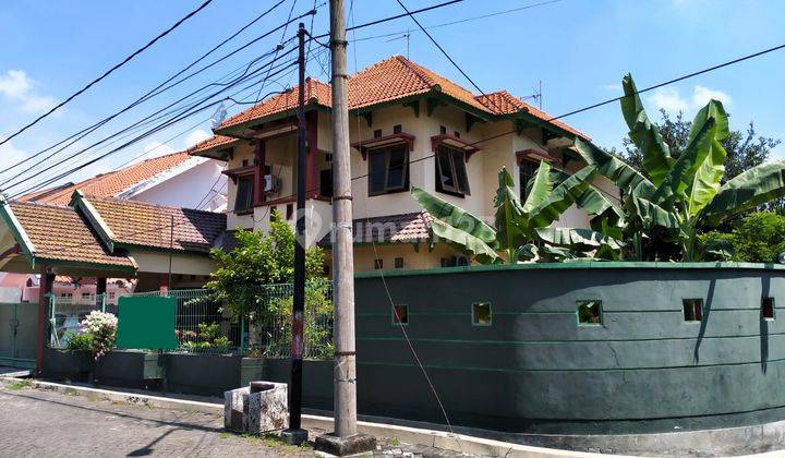 Rumah Hook 2 Lantai Nginden Intan Kondisi Bagus Terawat Siap Huni. Row 2,5 Mobil. Hadap Timur Selatan. Dekat Merr, Kampus, Prapen, Jemursari 2