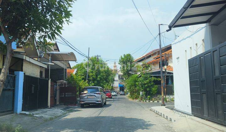 1 Unit Ready Rumah Baru Modern 2,5 Lantai di Perum. Semolowaru Dengan Kamar 5+1. Hadap Timur. Row 2 Mobil Aman. Dekat Merr, Pintu Tol, Bandara Juanda, Rs, Galaxy Mall, Pakuwon City, Kampus 2