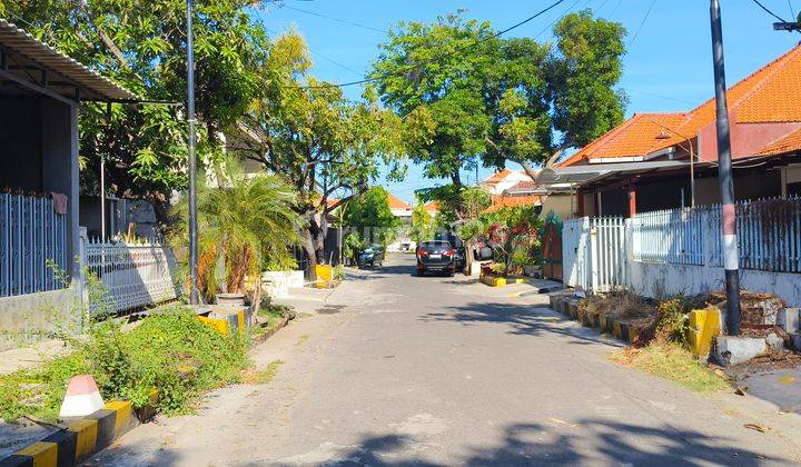 Rumah Hook Hitung Tanah Rungkut Asri Nol Jalan Raya Kembar Rungkut. Cocok Untuk Rumah Huni, Kos, Komersil, Resto, Cafe, Office. Hadap Barat Selatan. Dekat Merr, Pintu Tol, Bandara Juanda 2