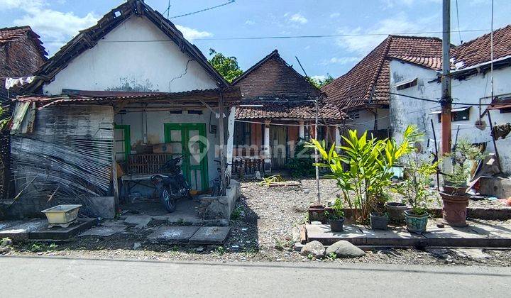 Rumah Hitung Tanah Pusat Kota Lokasi Sangat Strategis di Jl. Sisingamangaraja Jagalan. Cuma 450 Meter Ke Pasar Legi Jombang. Cocok Untuk Tempat Usaha, Area Komersil, Gudang. Row Jalan Depan 2 Mobil Aman. 1