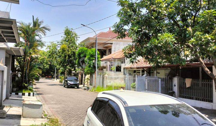 RUMAH RUNGKUT ASRI HITUNG TANAH. LINGKUNGAN BAGUS, TENANG, DAN NYAMAN. ROW JALAN 3 MOBIL. Hadap Barat. Dekat Indomaret, Superindo, UPN, MERR, OERR, Tol, Juanda 2