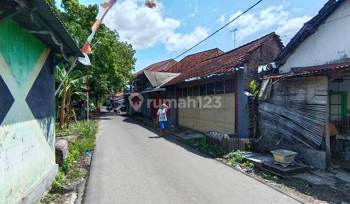 Rumah Hitung Tanah Pusat Kota Lokasi Sangat Strategis di Jl. Sisingamangaraja Jagalan. Cuma 450 Meter Ke Pasar Legi Jombang. Cocok Untuk Tempat Usaha, Area Komersil, Gudang. Row Jalan Depan 2 Mobil Aman. 2