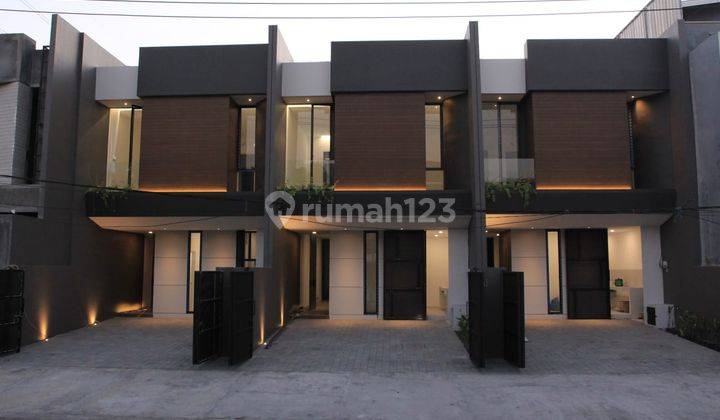 3 Unit Baru Gress. Rumah Modern Kutisari Desain Modern Tropical Dengan Kualitas Premium. Row 4 Mobil Los. Banyak Bonus Nya 1