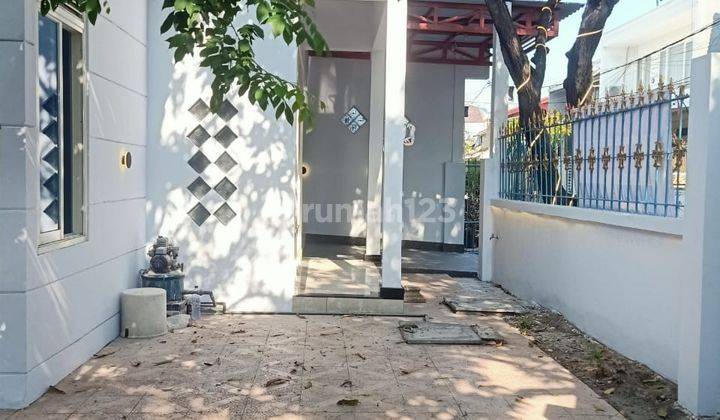 Rumah Hook Rungkut Mapan Habis Renovasi Siap Huni Terawat Untuk Kantor. Hadap Selatan Dan Barat. Row 2 Mobil Aman. Dekat Upn, Merr, Pintu Tol, Bandara Juanda 2