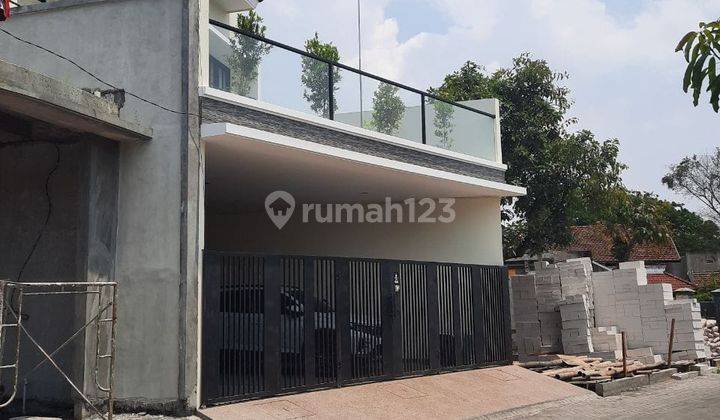 Rumah Tenggilis Baru Gress Modern Minimalis 2 Lantai Row 3 Mobil. Hadap Utara. Dekat Kampus Ubaya, A. Yani 1