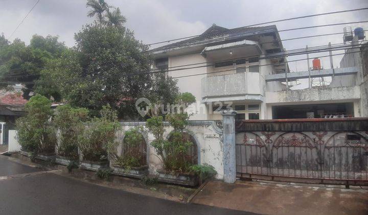 rumah  lama terawat  di  kemangisan, dekat  dengan  Binus 2