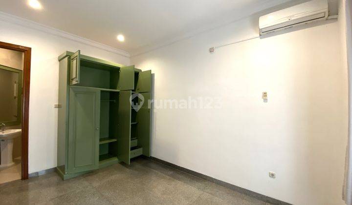 Mewah, Bersih, Terawat, Semi Furnished, 5 Kamar, Ada Kolam Renang, Dekat Senopati Scbd, Kebayoran Baru