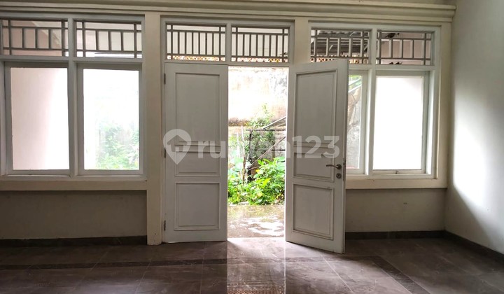 Cheap, Big House, 5 Bedrooms, Suitable for Family Living Near MRT Lebak Bulus, South Jakarta