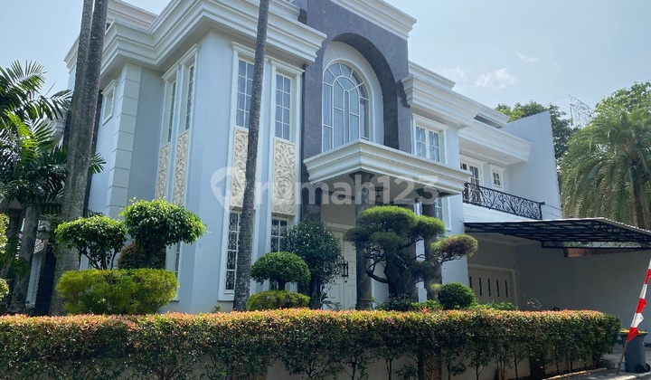 Luxurious, Beautiful, Well-Maintained, Fully Furnished, 3 Bedrooms, Suitable for Family Living in Sector 7 Bintaro Jaya.