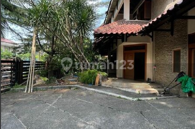 Old House, Land Included, Needs Renovation, Close to Pondok Indah Mall, Suitable for Building New Residence.