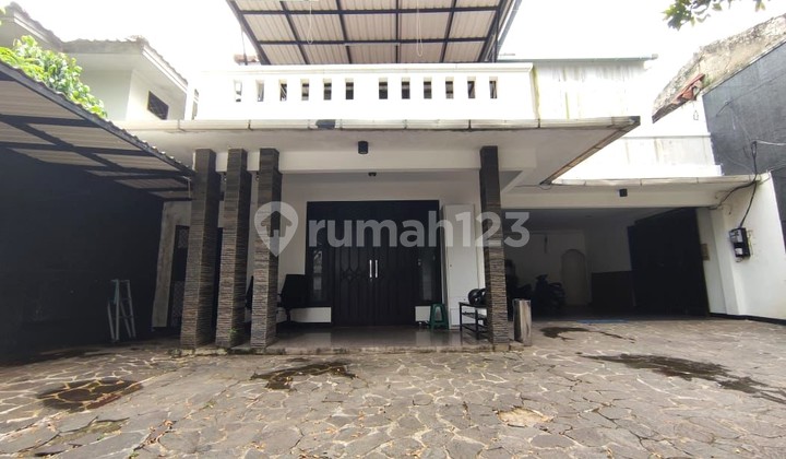 Jual Cepat, Rumah Lama, Ada Pool, Cocok Utk Bangun Hunian Keluarga Baru di Kemang
