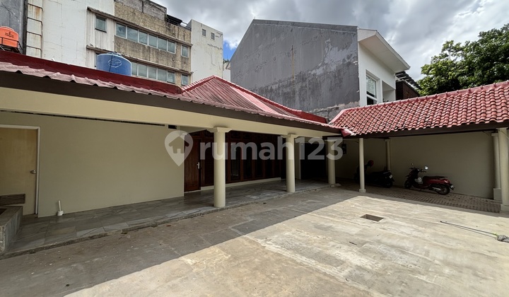 Rumah 1 Lantai, 5 Kamar, Cocok untuk Kantor atau Silent Office, Lokasi Dekat Senopati/ Scbd. Rumah 1 Lantai, 5 Kamar, Cocok untuk Kantor atau Silent Office, Lokasi Dekat Senopati/ Scbd.