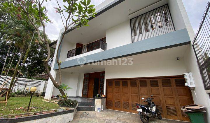 Mewah, Bagus, Terawat, Semi Furnished, 5 Kamar, Ada Kolam Renang di Pondok Indah