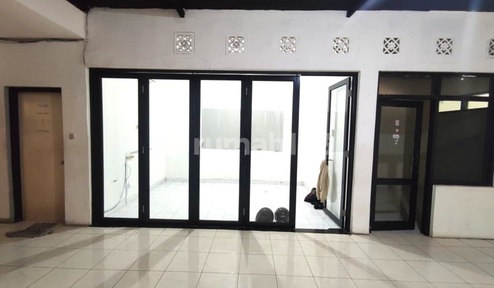 Di sewakan Rumah Lama, 2 Lantai, Cocok utk Silent Office, Lokasi dekat SCBD, Senopati, Jakarta Selatan