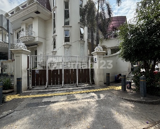 Ruang Usaha, 320 m2, Lokasi Dekat Senopati, Hoek, Cocok untuk Klinik, Gym, Kantor, Butik, Studio Ruang Usaha, 320 m2, Lokasi Dekat Senopati, Hoek, Cocok untuk Klinik, Gym, Kantor, Butik, Studio