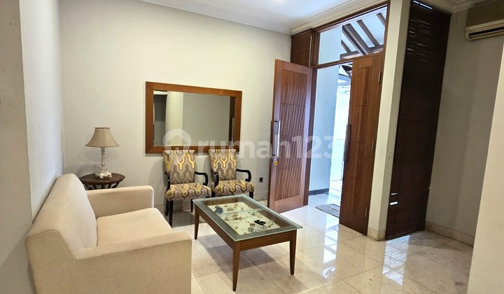 Rumah 2 Lantai, Bagus, Terawat, 4 Kamar, Cocok untuk Hunian Keluarga Dekat Pondok Indah Mall