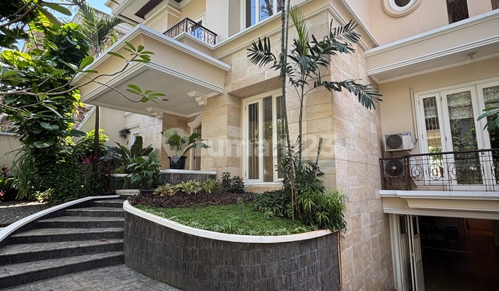Rumah Mewah, Bersih, 4 Kamar, Semi Furnished, Dekat Jis Pondok Indah, Cocok untuk Expat