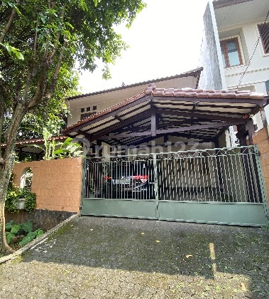 Rumah Hoek, Bagus, Terawat, 2 Lantai, 4 Kamar, Cocok utk Hunian Kel dekat Pondok Indah Mall