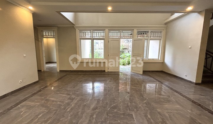 Murah, Rumah Besar, 4 Kamar, Cocok untuk Hunian Keluarga Dekat MRT Lebak Bulus, Jakarta Selatan