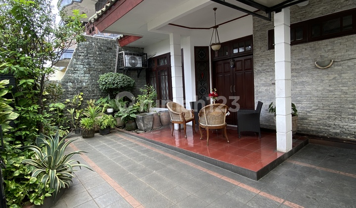 Nice House, Well-Maintained, 2 Floors, 5 Bedrooms, Suitable for Family Living, near Senopati and SCBD Nice House, Well-Maintained, 2 Floors, 5 Bedrooms, Suitable for Family Living, near Senopati and SCBD