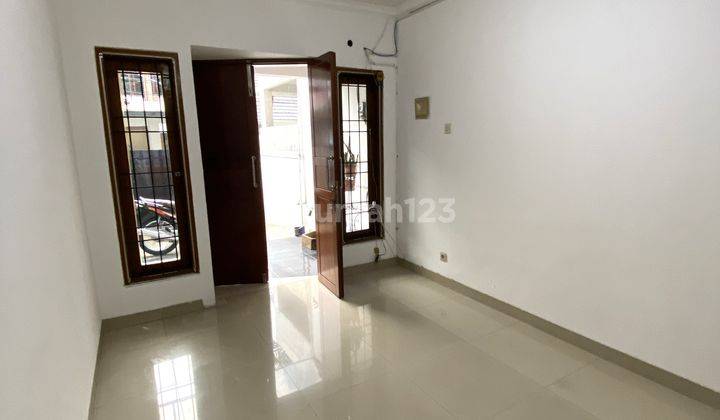 Rumah 2 Lantai, Terawat, Bagus, 4 Kamar Tidur, Semi Furnished, Dekat Sekolah Bm 400 Pondok Indah 2