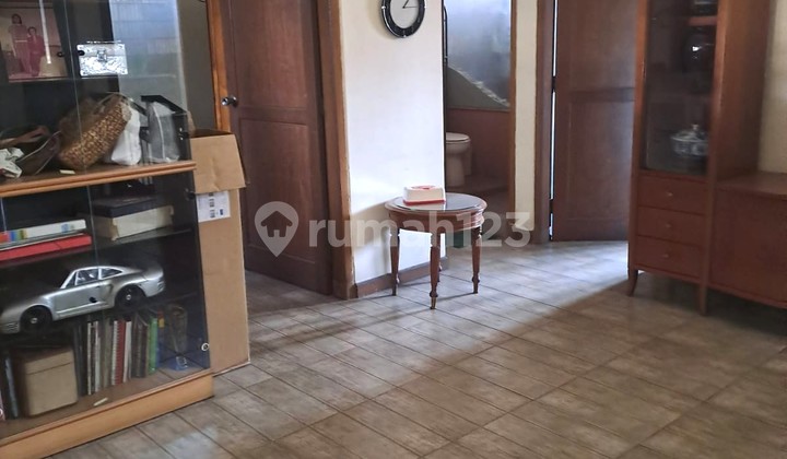 Quick Sale, Old House, Ready to Occupy, 3 Bedrooms, Suitable for Family Living, in Lebak Bulus, South Jakarta.