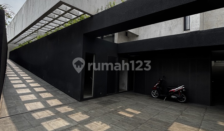 New, Large, Luxurious, 2-Story House, 3 Bedrooms, in a Cluster in Jeruk Purut, Perfect for Family Living