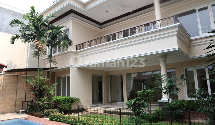 Rumah Mewah, Terawat, 4 Kamar, Semi Furnished, Dekat Jis Pondok Indah, Cocok untuk Hunian Kel