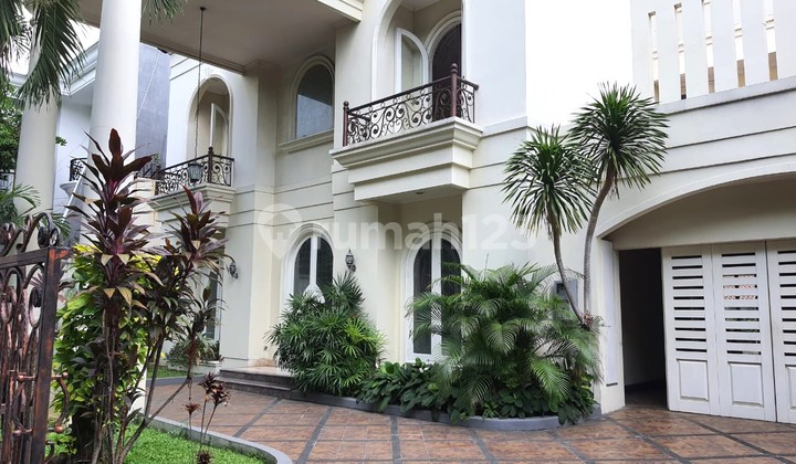 Rumah Model Classic, Mewah, Bagus, Terawat, 5 Kamar, dekat Hero Kemang, Cocok untuk Hunian Expat