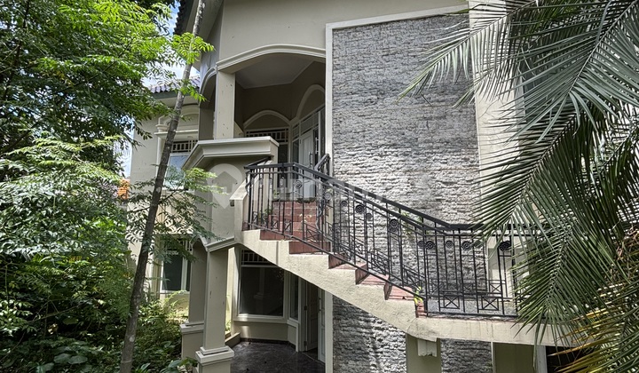 Harga Miring, Rumah Besar, 4 Kamar, Cocok untuk Hunian Keluarga Dekat MRT Lebak Bulus, Jakarta Selatan