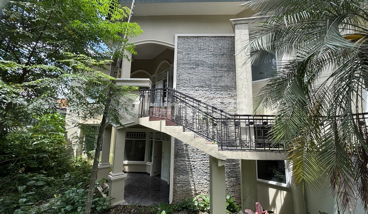 Cheap, Big House, 5 Bedrooms, Suitable for Family Living Near MRT Lebak Bulus, South Jakarta 2