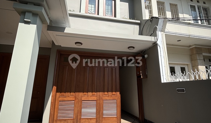 Sewa Rumah Mewah, Bagus, Full Furnished, 3 Kamar, Cocok Utk Hunian Expat, di Pondok Indah. 2