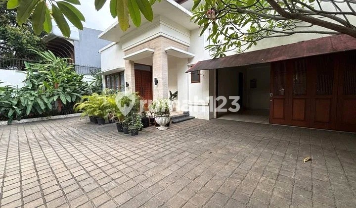 Rumah Mewah, Besar, Bagus, Terawat, 4 Kamar, Parkir Luas, Cocok untuk Hunian Keluarga Dekat Lippo Mall Kemang