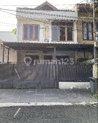 Affordable Price, Old House, Needs Renovation, 4 Bedrooms, Close to Pondok Indah Mall, Suitable for Family Living.