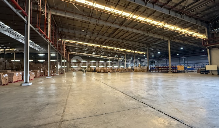 Warehouse. For Rent. Building 16,000m2. Land 40,000m2 In Jababeka