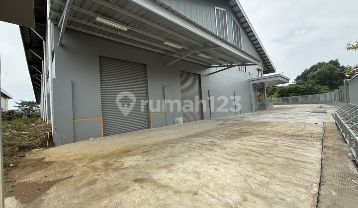 Industrial Warehouse for Sale 33kVA Electricity Building 4300 Land 6000 Delta Silicon 3 Lippo Cikarang Unfurnished