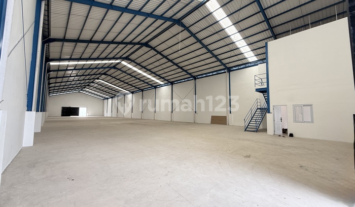 Factory for Rent Building 1368 Land 1710 Backyard Length 8 Meters Jl Trembesi Delta Silicon Lippo Cikarang