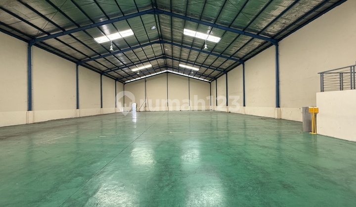 For Rent: Large Warehouse, Building Area 1,080 sqm, Located in Lippo Cikarang Industrial Area.