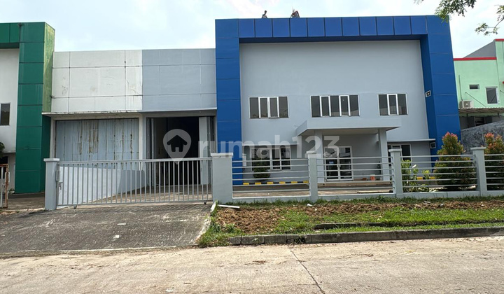 For Rent: Large Warehouse, Building Area 1,080 sqm, Located in Lippo Cikarang Industrial Area.