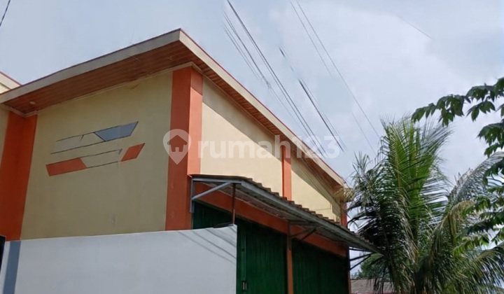 Rarely Are There Houses and Kiosks on Hooks in Tangerang Near the Station 2