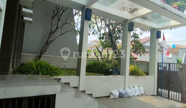 Rumah Konsep Villa Bali dengan Kolam Renang – Meruya Utara, Jakbar