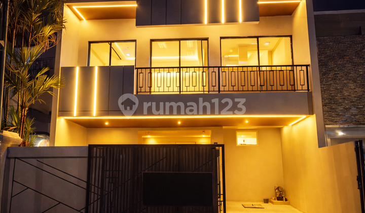 Rumah 3Lt di Taman Palem Lestari - Row 3 Mobil, Bebas Banjir, 4+2 Kt Rumah 3Lt di Taman Palem Lestari - Row 3 Mobil, Bebas Banjir, 4+2 Kt