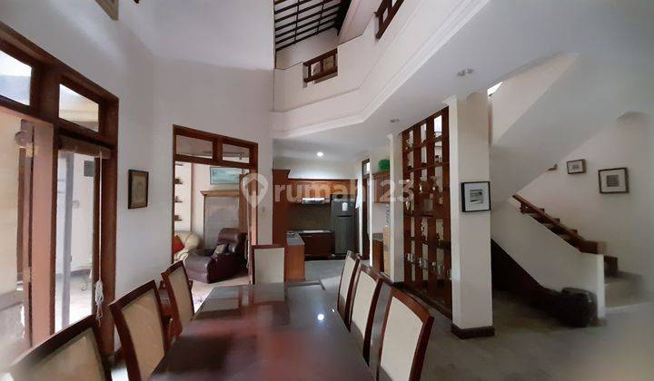 ruang keluarga rumah semi villa elit nyaman