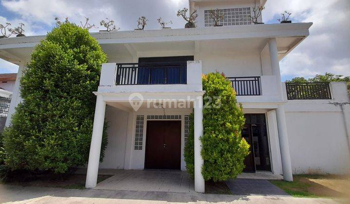 Nice House with Spacious Yard in West Denpasar  1